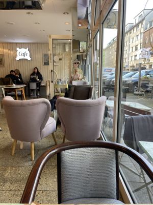   at Café Rotkehlchen - Merowingerstraße in Cologne