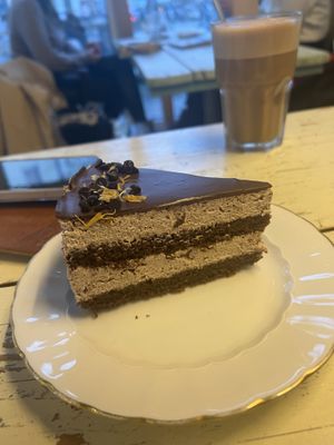Orange cake  at Café Rotkehlchen - Merowingerstraße in Cologne