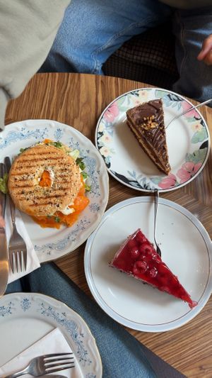 Lachs Bagel, Snickers- & Himbeer/Schokotorte  at Café Rotkehlchen - Merowingerstraße in Cologne