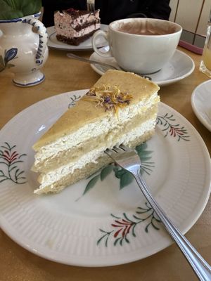 Zitronencreme-Torte  at Café Rotkehlchen - Merowingerstraße in Cologne