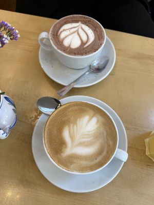 Heiße Schokolade und Cappuccino   at Café Rotkehlchen - Merowingerstraße in Cologne