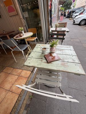outside at Café Rotkehlchen - Merowingerstraße in Cologne