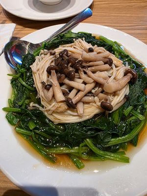 Jamur enoki dan sayuran at Dharma Kitchen in Jakarta