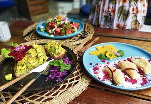 Avocado toast and mango banana dumplings 🥟  #Veganuary at Nora's Cafe in Phu Quoc