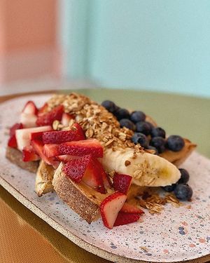 Sweet Toast, 100% Organic pure peanut butter, with peanuts as the only ingredient. Hard to find nowadays. Freshly sliced, never frozen, Bananas, Strawberries and Blueberries on top at Paradeco Coffee Roasters in St Petersburg