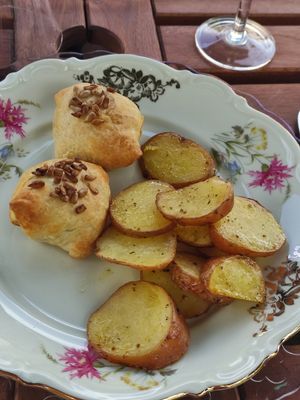 Patate al forno e ratatouille di verdure in crosta at Il fico e l'ortica in Monte San Pietro