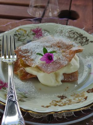 Millefoglie con fichi caramellati e more selvatiche at Il fico e l'ortica in Monte San Pietro