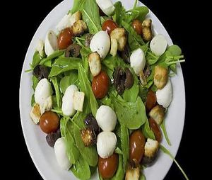 Ensalada de RÃºcula, cherrys, aceitunas negras, boconccini y croutons at Almacen Purista in Buenos Aires