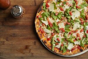 Moderna pizza.
Tomato sauce, diced tomatoes and arugula.
Request: no arugula and add vegan cheese Follow your Heart at Piola in Hallandale Beach