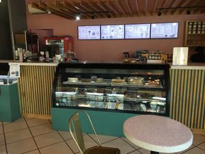 The case with vegan (and other) cakes and other pastries at Dolce Verona in La Paz