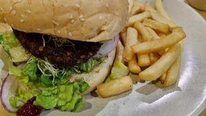 Burger at Huskisson Hotel in Huskisson