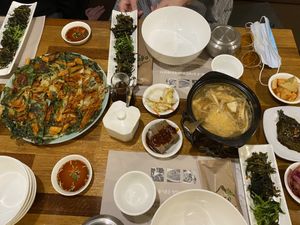 Vegans!  Avoid the red and white kimchi, and the sesame leaf unfortunately.   Acorn jelly and the purple cabbage is A ok!  at Eden in Seoul