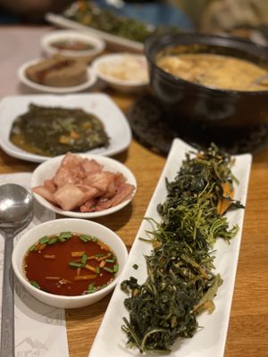 Side dishes & denjangjjigae(fermented bean paste soup with vegetables & tofu in it)  at Eden in Seoul