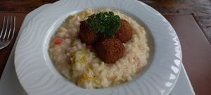 Risoto de alho poró com almôndegas de grão de bico at Don Macedo in Campos Do Jordao