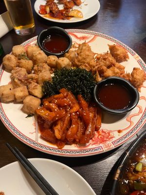 204 素熱拼
per person £ 8.80
Vegetarian mixed platter (V)
(for min. 2 people)
vegetarian sesame shredded mock beef, salt & pepper mock chicken,
chilli & garlic fried diced at Plum Valley in London