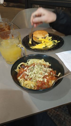 Tallarines con la mozarela vegana at La Peke in Granada