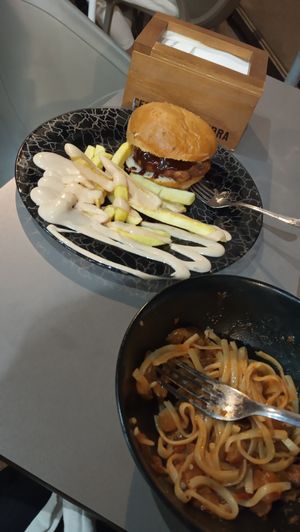 Hamburguesa de falafel at La Peke in Granada
