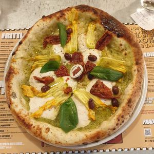 "chi zucchina e chi menta" pizza with vegan mozzarella. at Fra Diavolo in Genoa