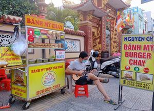 Chilling time #Veganuary at Bánh Mì Chay - Nguyên Chi - Food Stall in Da Nang