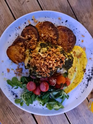Cauliflower sweet potato dish 🌱👍 at Cały Gaweł Cantine Bar Cafe in Sopot