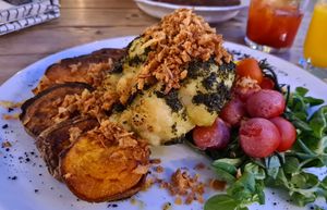 Cauliflower sweet potato dish 🌱👍 at Cały Gaweł Cantine Bar Cafe in Sopot