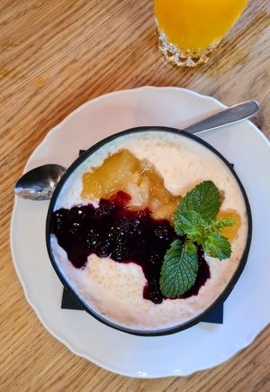 Sweet vegan breakfast bowl 🫐🍏 at Cały Gaweł Cantine Bar Cafe in Sopot