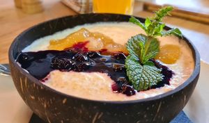 Sweet vegan breakfast bowl 🫐🍏 at Cały Gaweł Cantine Bar Cafe in Sopot