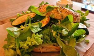 Vegan zucchini bagle 👍🌱 at Cały Gaweł Cantine Bar Cafe in Sopot