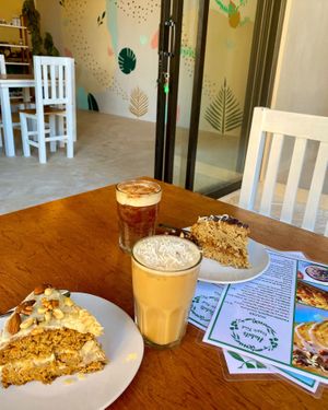 Pasteles vegano y café frio  at Habits in Holbox