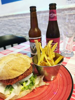 Hamburguesa casera de judías blancas at La Otra Bóveda in Toledo