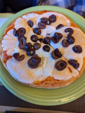 Queso and aceitunas negras vegan pizza at Viva la Pepa in El Calafate