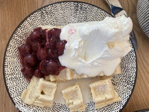 Waffel mit Sahne und heißen Kirschen   at Frau Ginkel in Geisenheim
