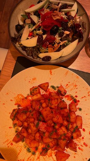 Meditaranian salad and potatoe/chickpie wok at Mirlo La Caleta in Tenerife