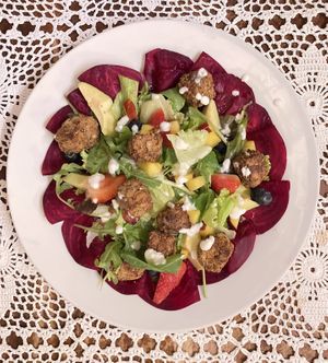 Carpaccio di barbabietola con insalatina estiva bocconcini croccanti di tempeh autoprodotto e salsa di yogurt  di soia  at Hosteria della Pignatta in Binasco