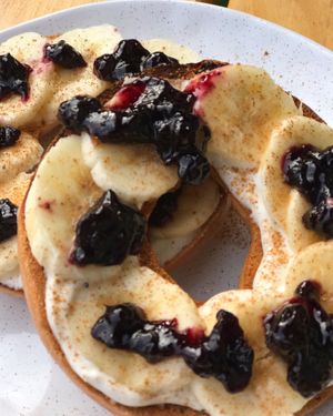 Cinnamon & Raisin Loaded bagel at Earth to Body Cafe in Croydon