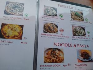 Pizza and fried rice with local Nozawana at NEO BAR in Nozawaonsen