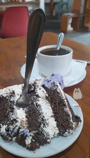 Torta snicker con café. at Alfajoreria Vegana in Santiago