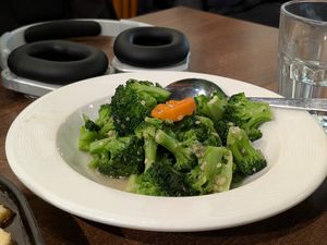 BROCCOLI IN GARLIC SAUCE 蒜蓉西蘭花 at Vegan Planet in North West London