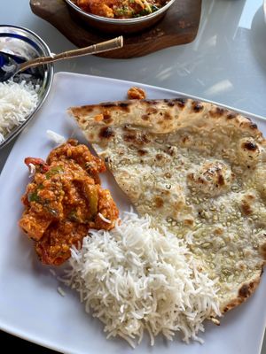 „Chicken“ Karahi with rice and garlic naan  at Kashmir in Freiburg