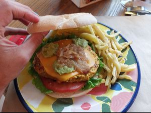 Hamburguesa vegana de legumbres at Taberna El Camperu in Arriondas