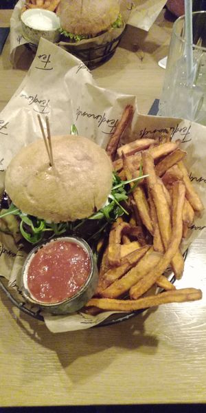 Vegan Burger with fries at Ferdinands Burgerbutze in Aachen