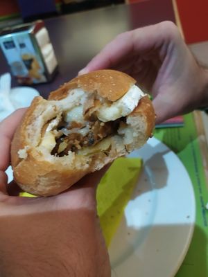 Hamburguesa en pan de mollete de tofu y algas con base de patata asada, champiñones, cebolla pochada y queso de cabra. at Maupás in Benasque