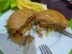 Hamburguesa de setas y pimientos en pan de mollete con cebolla pochada, lechuga y tomate. Incluía queso de cabra que se puede pedir que no se ponga at Maupás in Benasque