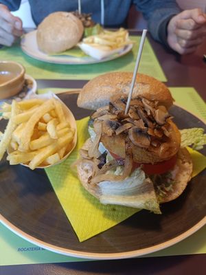 Hamburguesa de pata casera (no sale en la carta pero está en el menú) at Maupás in Benasque