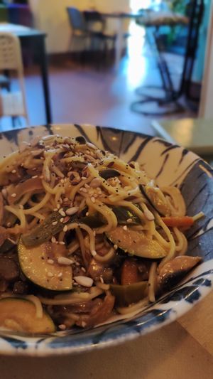 Wok con verduriñas e setas ao curry at A Corre Vexeta in Santiago De Compostela