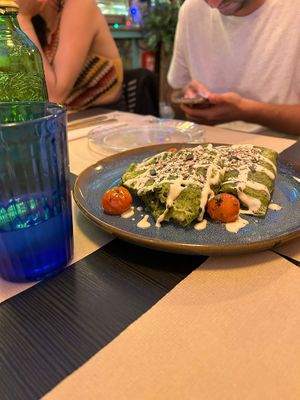 De entrante pedimos una crepe fría de aguacate que también estaba increíble 💖 los principales ni llegaron a la foto 😂  at A Corre Vexeta in Santiago De Compostela