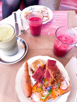 Jus de betterave, matcha latté et assiette salée avec fauxmage Jay & Joy 😋  at Elemiah in Fontainebleau