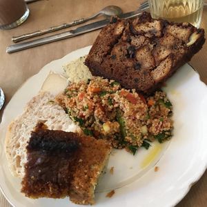 Pain perdu aux myrtilles, taboulé, pain et fromages, cake citron - pavot, cake citrouille et épices   at Elemiah in Fontainebleau