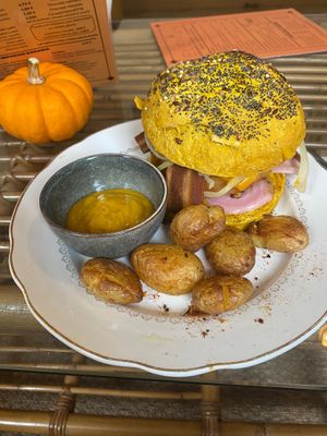 Vegan bacon sandwich and potatoes at Elemiah in Fontainebleau