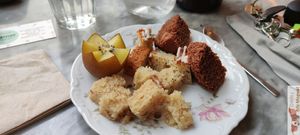 Cakes and kiwi at Elemiah in Fontainebleau